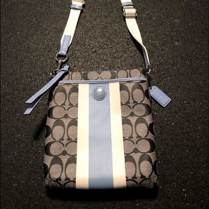 Signature authentic COACH crossbody/shoulder bag